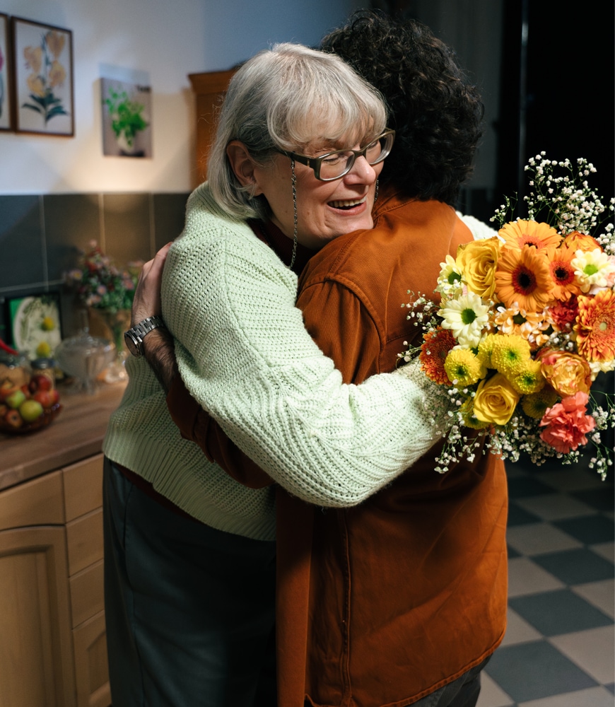 Fiul poate avea grija de mama lui cu ajutorul Asigurarii de Viata de la NN Silver Care