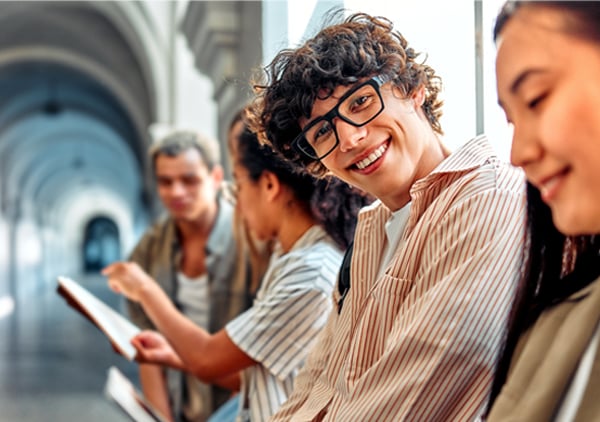 Adolescent se bucura de beneficiile asigurarii de grup gratuite de la NN in parteneriat cu Nutribalance