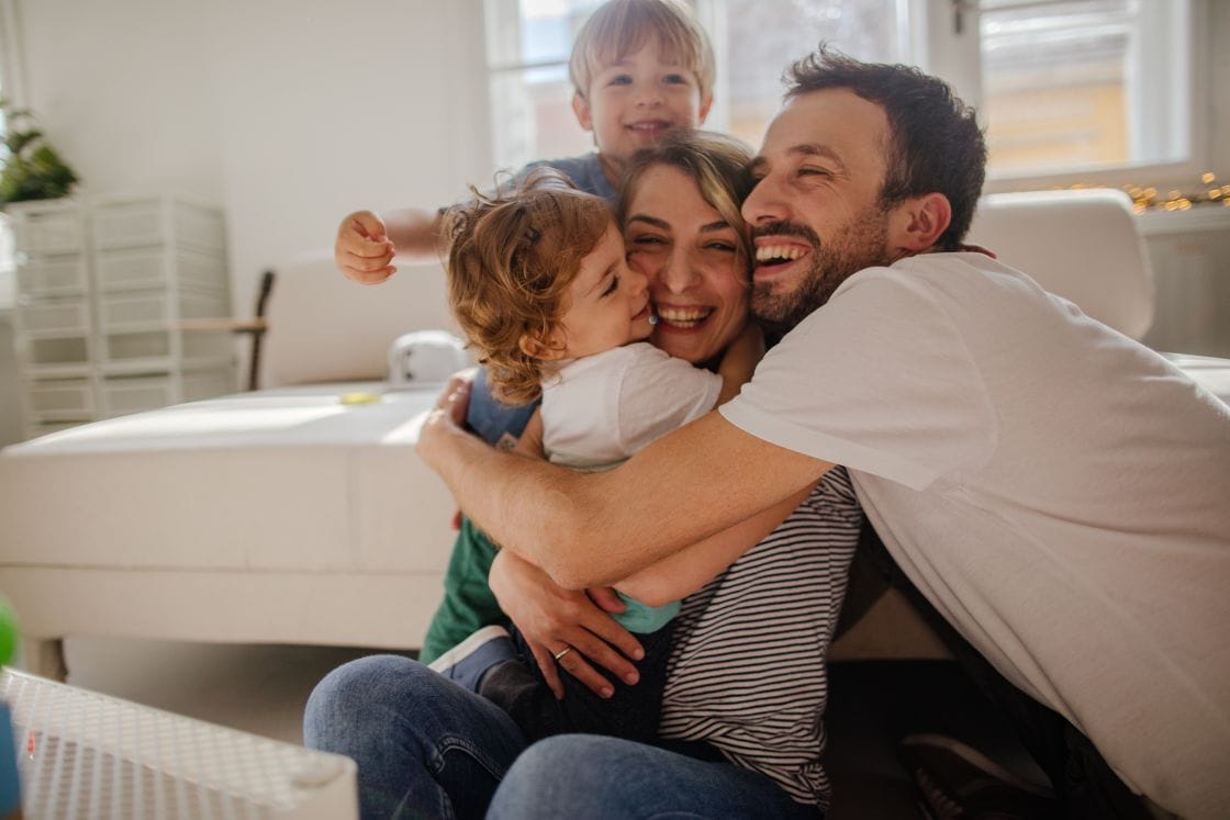 Familie care se joacă împreună