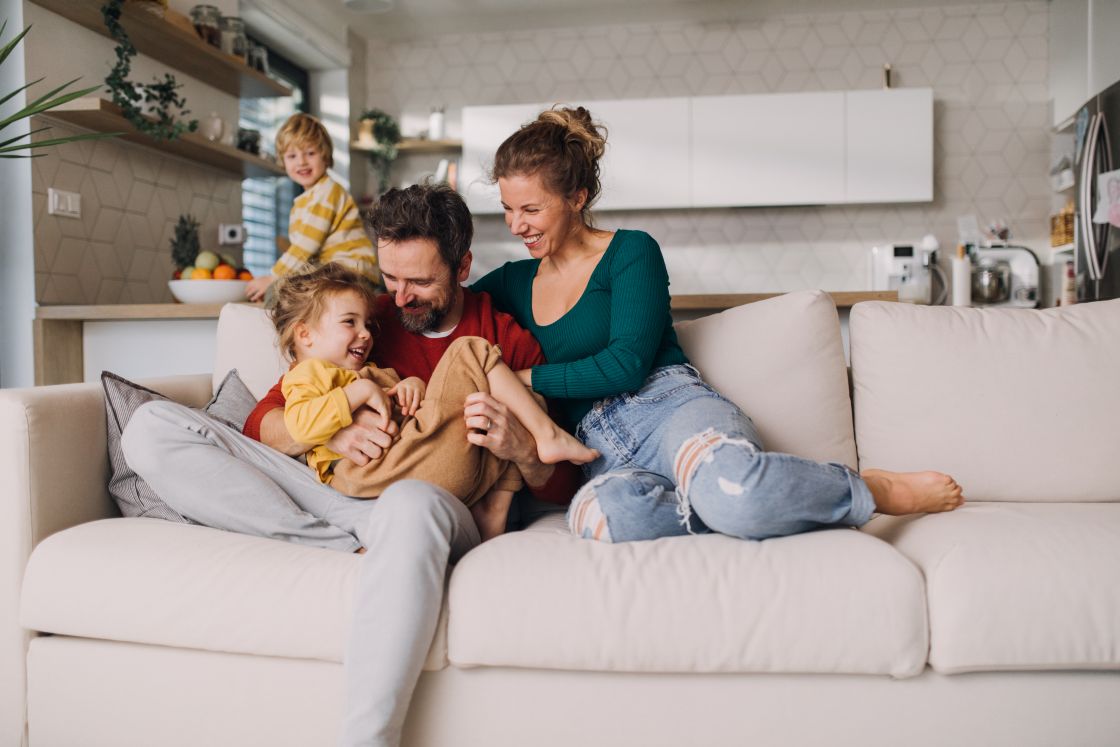 Familie care petrece timp liber în locuință