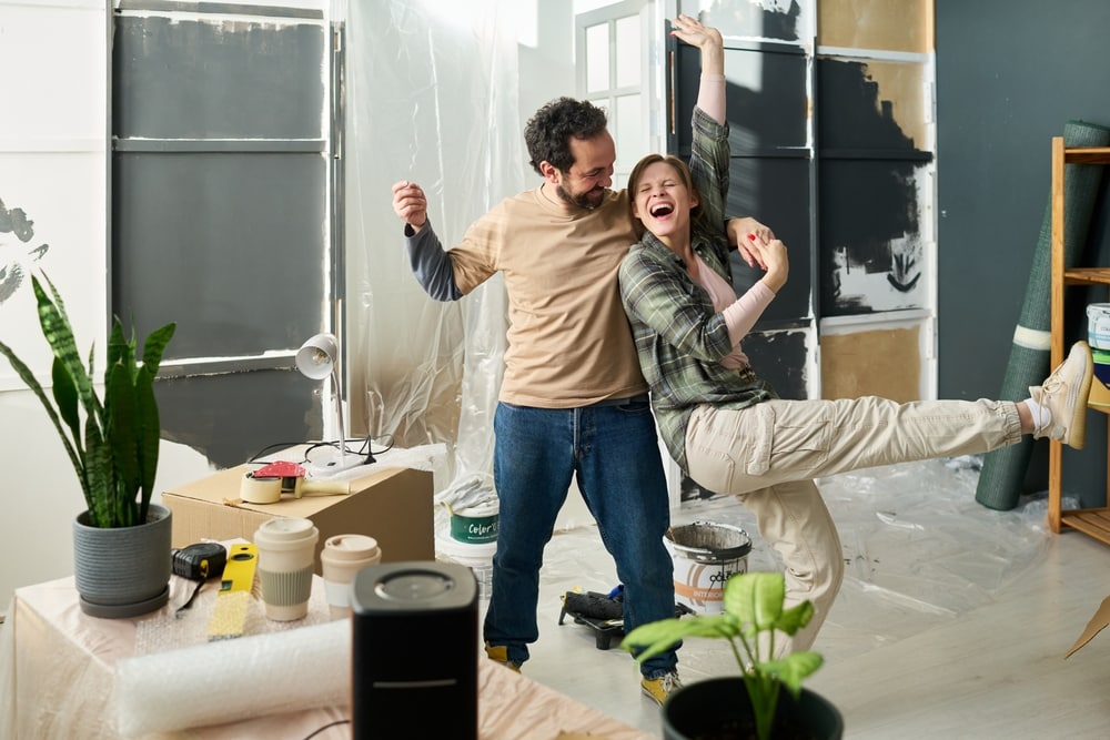 Cuplu care danseaza in noua casa NN
