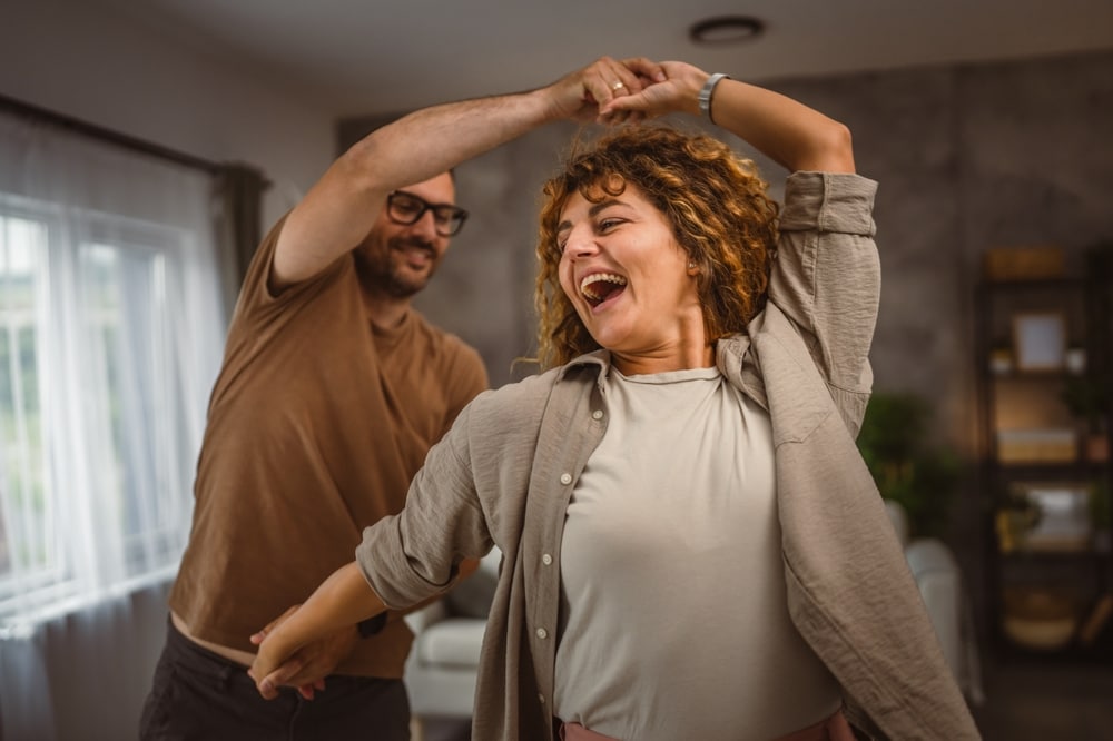 Cupli care danseaza de fericire in casa NN