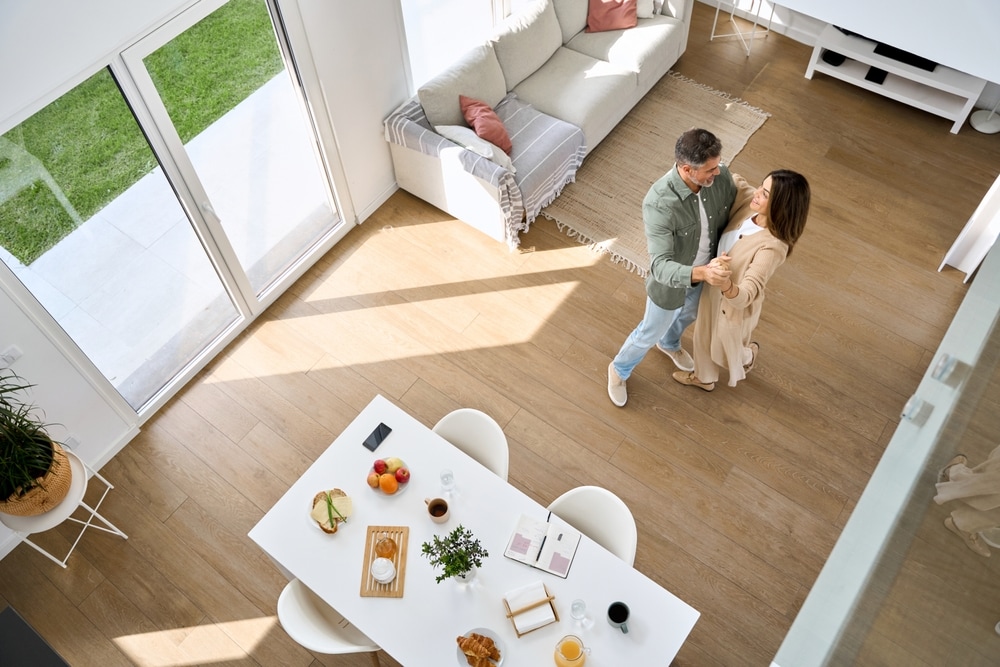 Cuplu care danseaza intr-o casa minimalista NN