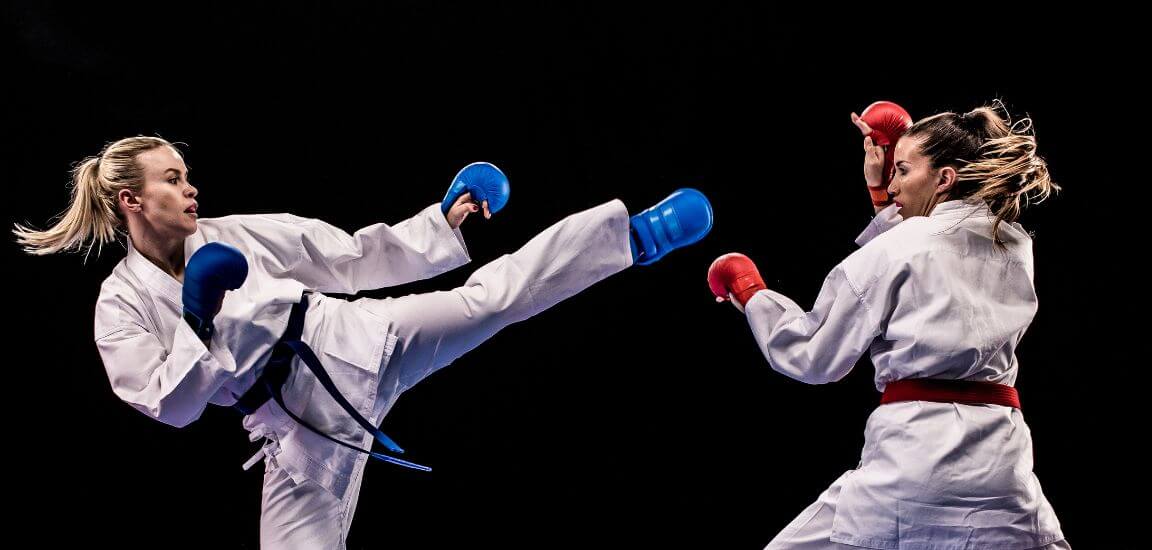 doua femei prcatica arte martiale in echipament