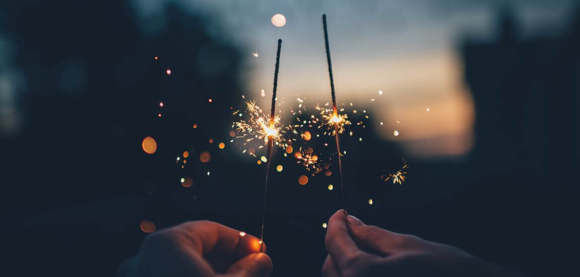 2 maini cu artificii de anul nou