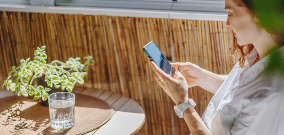 femeie tanara face investitii printr-o aplicatie mobila
