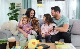 familia lui Adrian Nartea la masa in sufragerie