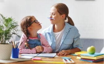 mama si fiica care se joaca impreuna