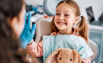 fetita zambind la dentistul pediatru