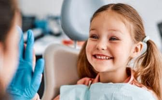 fetita zambind la dentistul pediatru