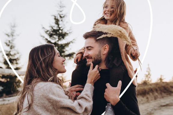 familie cu un copil outdoor toamna