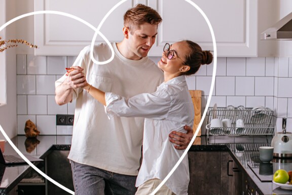 cuplu danseaza in bucatarie