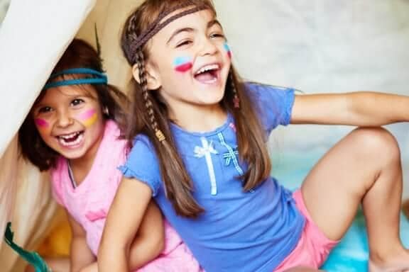 fetite se joaca intr-un cort improvizat