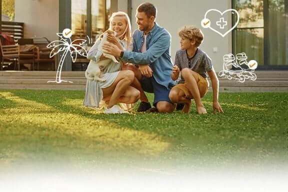 mama tata si un baietel tin in brate un catel pe gazon in gradina de acasa