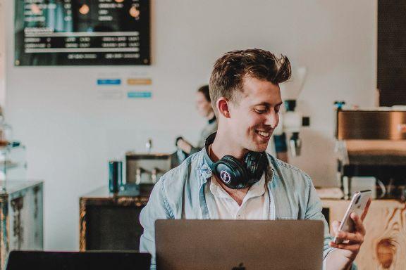 baiat tanar intr-o cafenea