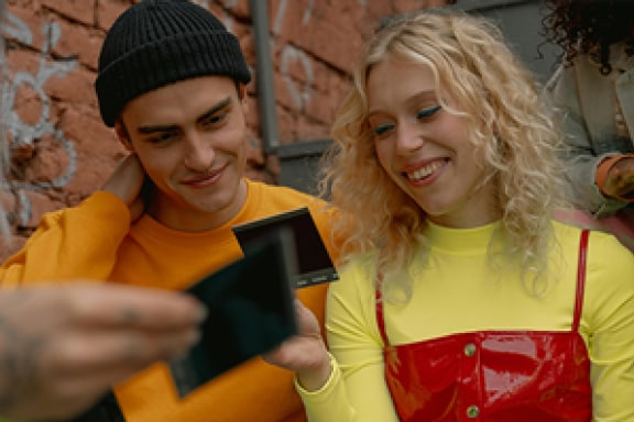 Grup de prieteni petrec timp impreuna NN Go mobile