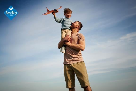 Tatal si fiul se bucura de protectia dedicata copiilor prin Asigurarile de Viatade la NN