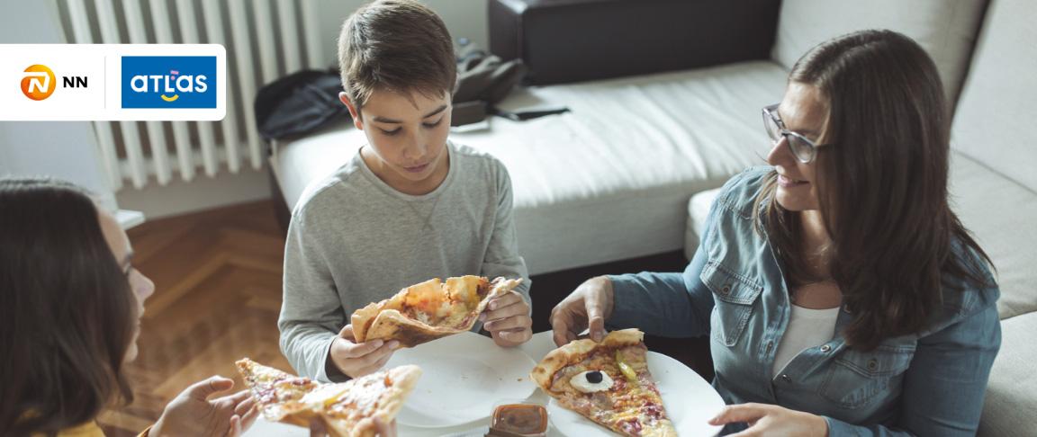 familie bucurandu-se de pizza