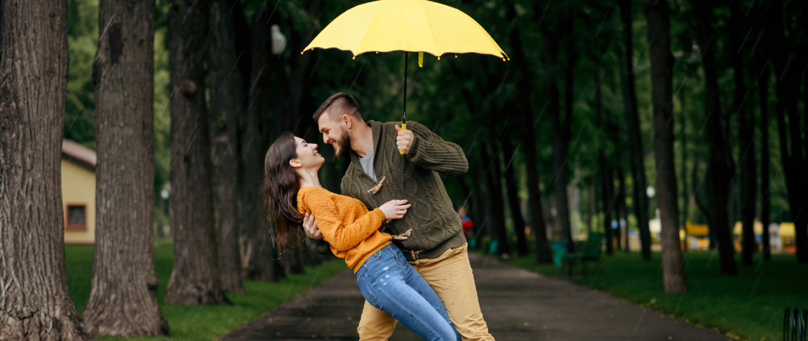 cuplu in ploaie cu umbrela