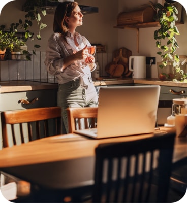Femeie sta in bucatarie si se uita pe geam linistita NN Go