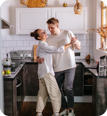 Cuplu danseaza in bucatarie bucurosi NN Go