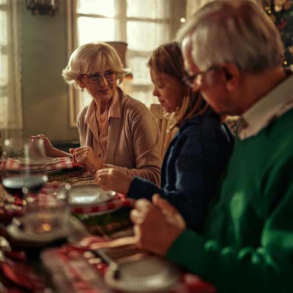 Bunicii cu nepoata se bucura de masa de sarbatori si au asigurarea de viata de la NN Silver Care mobile