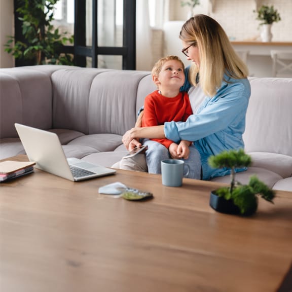 Mama si fiul se bucura ca beneficiaza de Asigurarea de Sanatate NN