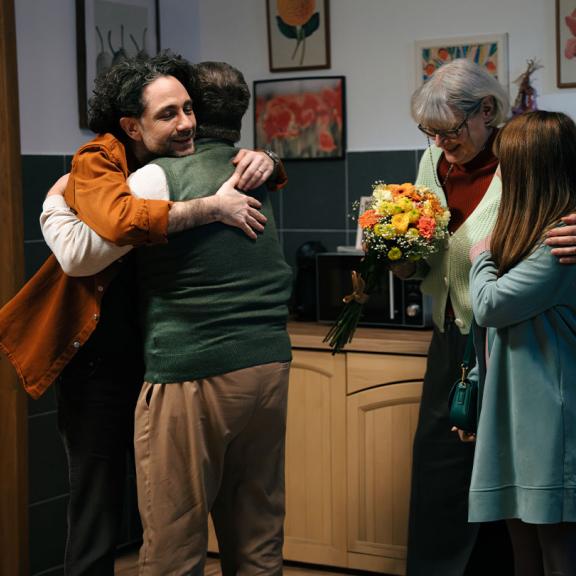 O familie fericita si protejata cu noua Asigurare de Viata de la NN Silver Care mobile