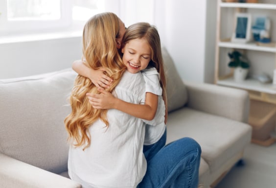 Mama si fiica se imbratiseaza