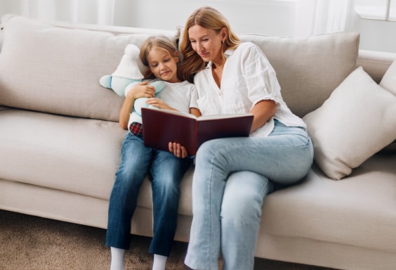 Mama si fiica citest o carte